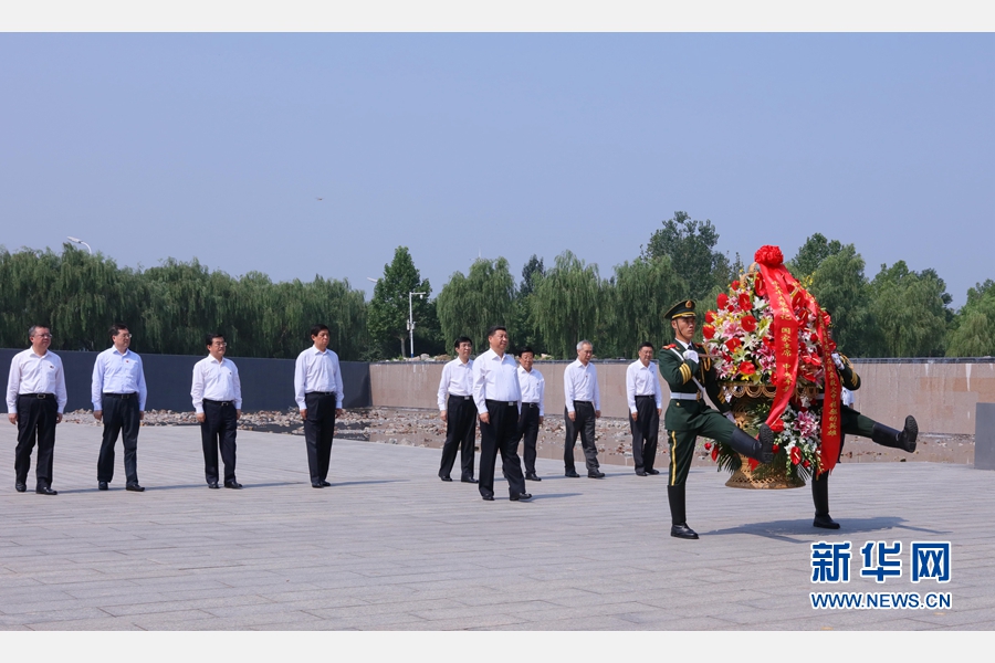 7月28日，中共中央總書記、國家主席、中央軍委主席習近平到河北唐山市調研考察。這是習近平在唐山地震遺址公園向唐山大地震罹難同胞和在抗震救災中捐軀的英雄敬獻花籃。 新華社記者 蘭紅光 攝