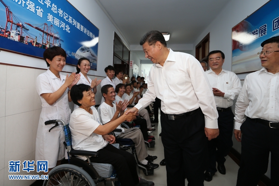 7月28日，中共中央總書記、國家主席、中央軍委主席習近平到河北唐山市調研考察。這是習近平在唐山市截癱療養院看望慰問截癱傷員。 新華社記者 蘭紅光 攝