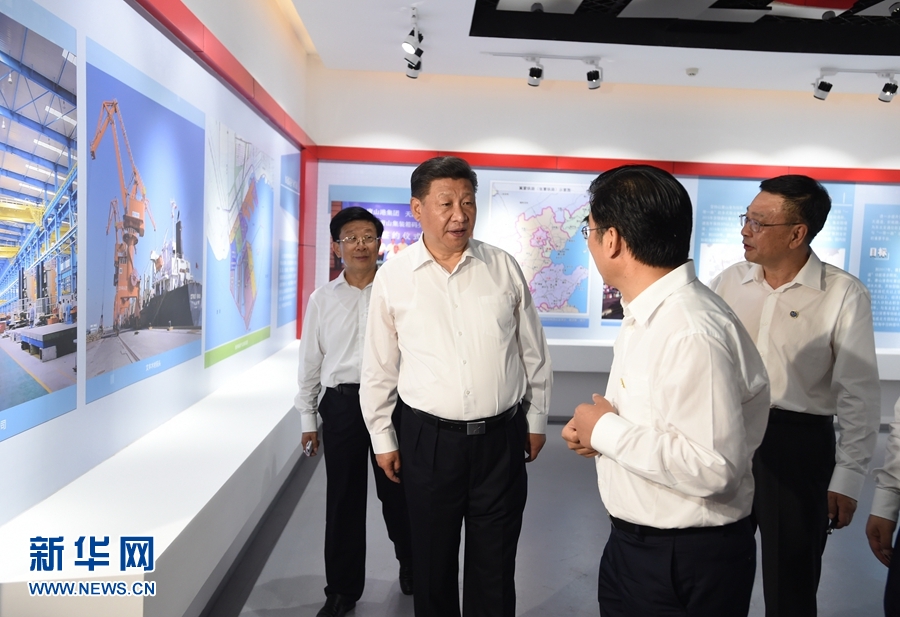 7月28日，中共中央總書記、國家主席、中央軍委主席習近平到河北唐山市調研考察。這是習近平在唐山市規劃展覽館參觀唐山抗震40周年成就展。 新華社記者 謝環馳 攝