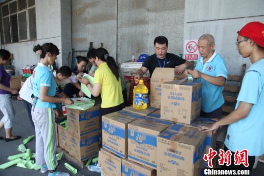 河北省红十字会组织志愿者整理救灾物资将发往灾区