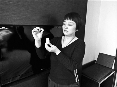 家长向北青报记者出示女儿从幼儿园偷偷带回的“病毒灵”白药片