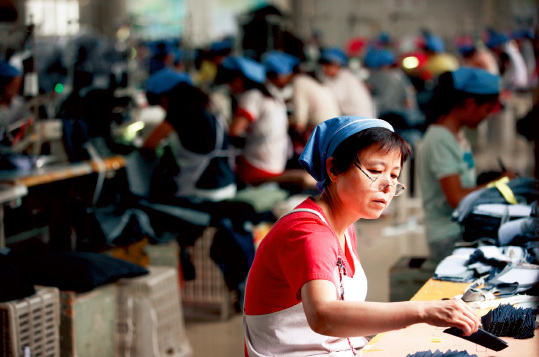 专家建议:在一线工作的体力劳动的女职工,可以延迟到60 岁退休。女知识分子可以延迟到63 岁。CFP