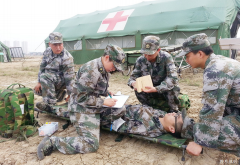 【治国理政新实践·江苏篇】绿军装+白大褂,他