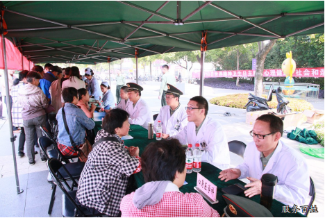 【治国理政新实践·江苏篇】绿军装+白大褂,他