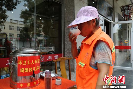河北香河10商家为环卫工设绿豆汤饮用点