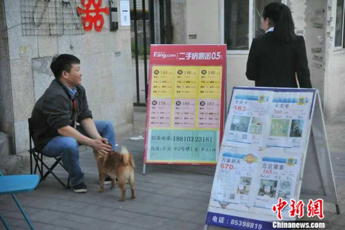 图为北京市朝阳区黄渠泰福苑附近的中介。吕春荣 2016年5月摄