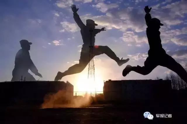 明明说好一起丑,你却在部队整了容