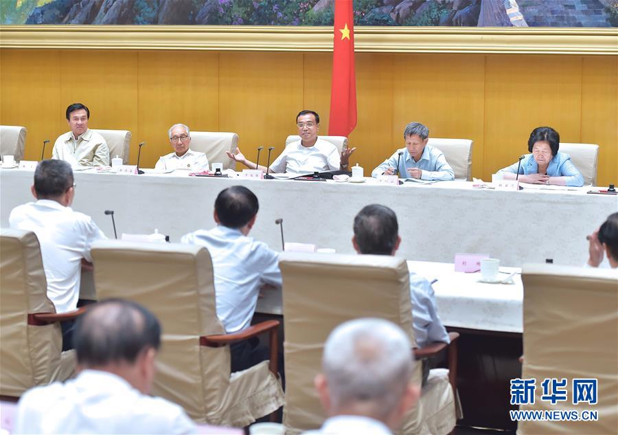 （XHDW）（3）李克强向新聘国务院参事、中央文史研究馆馆员颁发聘书并与全体参事馆员座谈