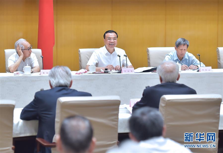 （XHDW）（2）李克强向新聘国务院参事、中央文史研究馆馆员颁发聘书并与全体参事馆员座谈