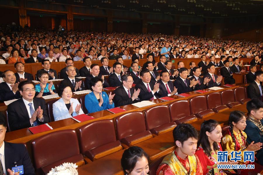 8月18日晚，第五屆全國少數民族文藝會演開幕式文藝晚會在北京人民大會堂隆重舉行，習近平、李克強、俞正聲、劉雲山等黨和國家領導人出席觀看。新華社記者姚大偉攝 