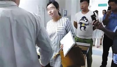 视频显示,一名法院工作人员对医院工作人员表示不满。