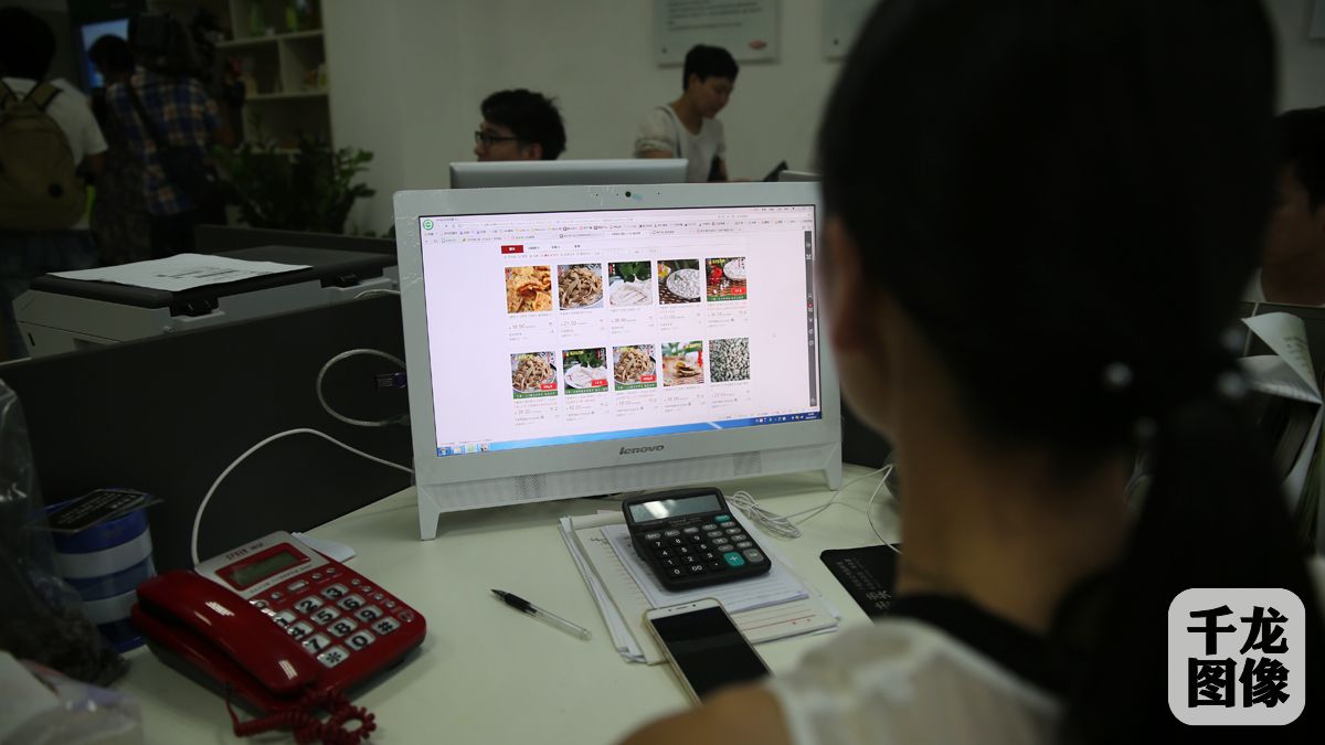 于都作为全国首批电子商务进农村试点县,已获得“2015全国第二届电子商务峰会农村淘宝开拓型示范县优秀县域”、“江西县域电商十大领军县(市、区)”称号,并被授予“农村淘宝电商扶贫试验基地”。图为于都县电子商务孵化基地内的电商工作人员正在网上销售商品。千龙网记者 刘阳摄