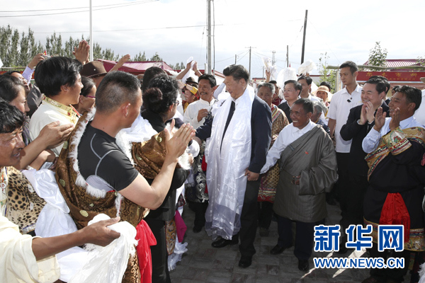 8月22日至24日,中共中央总书记、国家主席、中央军委主席习近平在青海调研考察。这是8月22日下午,习近平在海西蒙古族藏族自治州格尔木市唐古拉山镇长江源村看望藏族村民并与他们亲切交谈。 新华社记者 庞兴雷 摄 8月22日至24日,中共中央总书记、国家主席、中央军委主席习近平在青海调研考察。这是8月22日下午,习近平在海西蒙古族藏族自治州格尔木市唐古拉山镇长江源村看望藏族村民并与他们亲切交谈。 新华社记者 庞兴雷 摄