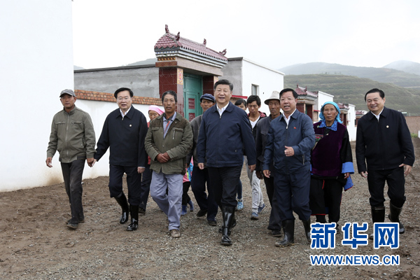 这是8月23日上午,习近平在海东市互助土族自治县五十镇班彦村新村建设工地考察易地扶贫搬迁情况。 新华社记者 庞兴雷 摄 这是8月23日上午,习近平在海东市互助土族自治县五十镇班彦村新村建设工地考察易地扶贫搬迁情况。 新华社记者 庞兴雷 摄
