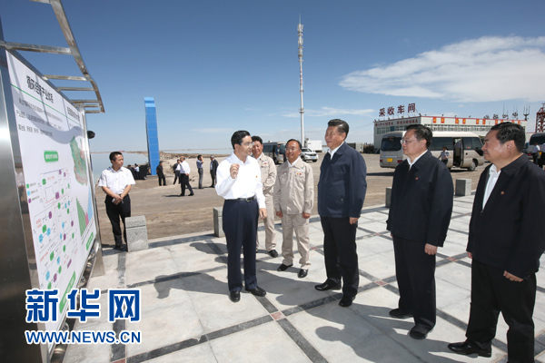 这是8月22日下午,习近平在青海盐湖工业股份有限公司盐湖码头听取盐湖资源综合利用和柴达木盆地发展循环经济情况介绍。 新华社记者 庞兴雷摄 这是8月22日下午,习近平在青海盐湖工业股份有限公司盐湖码头听取盐湖资源综合利用和柴达木盆地发展循环经济情况介绍。 新华社记者 庞兴雷摄