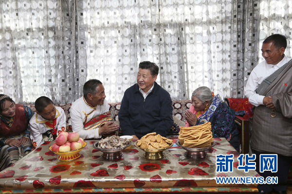 这是8月22日下午，习近平在海西蒙古族藏族自治州格尔木市唐古拉山镇长江源村藏族村民申格家中同一家人亲切交谈。 新华社记者 兰红光 摄