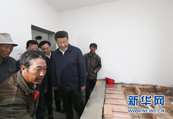 这是8月23日上午,习近平在海东市互助土族自治县五十镇班彦村村民吕有章的新家察看房屋格局和建筑质量。 新华社记者 兰红光 摄 这是8月23日上午,习近平在海东市互助土族自治县五十镇班彦村村民吕有章的新家察看房屋格局和建筑质量。 新华社记者 兰红光 摄