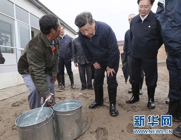 这是8月23日上午,习近平在海东市互助土族自治县五十镇班彦村村民吕有章的新家了解自来水使用情况。 新华社记者 兰红光 摄 这是8月23日上午,习近平在海东市互助土族自治县五十镇班彦村村民吕有章的新家了解自来水使用情况。 新华社记者 兰红光 摄