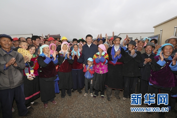 这是8月23日上午,习近平在海东市互助土族自治县五十镇班彦村考察时同村民合影。 新华社记者 兰红光 摄 这是8月23日上午,习近平在海东市互助土族自治县五十镇班彦村考察时同村民合影。 新华社记者 兰红光 摄