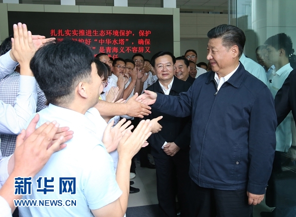 这是8月23日下午,习近平在青海省生态环境监测中心考察。 新华社记者 庞兴雷 摄 这是8月23日下午,习近平在青海省生态环境监测中心考察。 新华社记者 庞兴雷 摄
