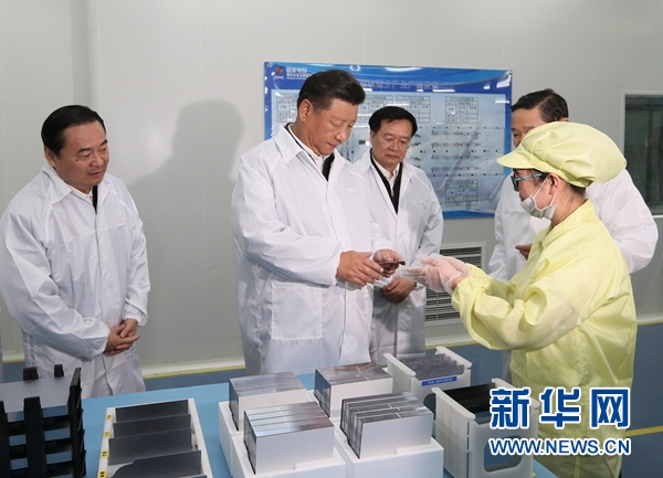 这是8月23日下午,习近平在国家电投黄河水电太阳能电力有限公司西宁分公司太阳能电池生产车间考察。 新华社记者 兰红光 摄 这是8月23日下午,习近平在国家电投黄河水电太阳能电力有限公司西宁分公司太阳能电池生产车间考察。 新华社记者 兰红光 摄