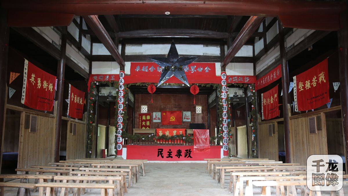 1.位于村庄中部的谢氏宗祠，便是当年&ldquo;一苏大会&rdquo;召开的地方。会议结束后，这里成为临时中央政府九部一局的办公地点。新中国成立后，按照&ldquo;一苏大会&rdquo;的场景和临时中央政府的原貌，复原陈列并对外开放。簇拥着谢氏宗祠的，是16处革命旧居旧址，其中7处被列入国家级文物保护单位。 图为第一次全国苏维埃代表大会会址