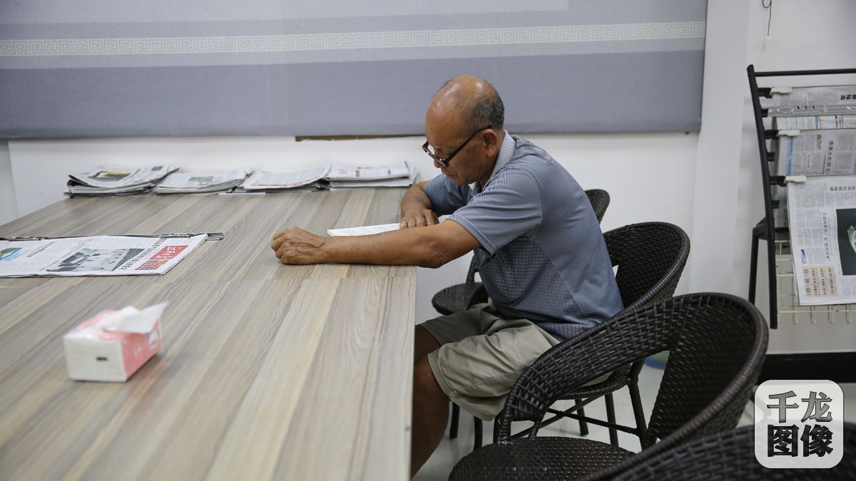 丫食古读书吧休闲吧是兴国县&rdquo;农业书屋＋电商&ldquo;的服务站。图为村民在丫食古读书吧里读书