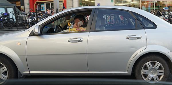 上海电子警察即日起抓拍开车打手机 扣2分