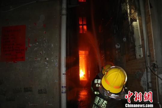 福州连江民房失火消防员利用滑绳救出一家四口