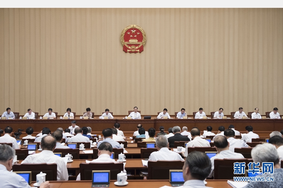 8月31日，十二届全国人大常委会第二十二次会议在北京人民大会堂举行第二次全体会议。张德江委员长出席。 新华社记者王晔摄