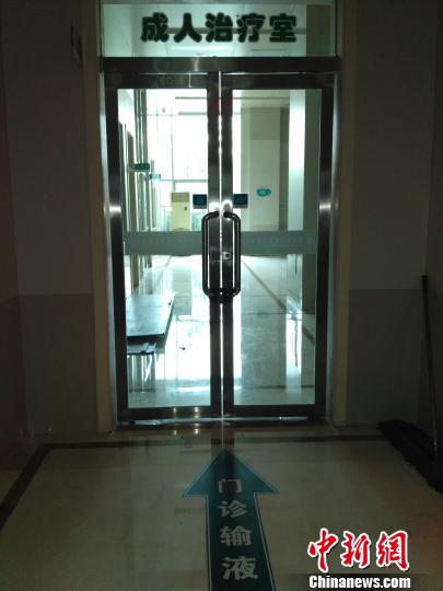 图为长治市人民医院门诊输液大厅。距离中国内陆城市山西长治卫生部门“取消门诊输液”通知近一个月。近日,记者走访该市主要的官办医院长治市人民医院、长治市医学院附属和平医院等多家医院发现,专用于接收门诊输液患者的大厅内,陈列柜空置,房门紧锁。 范丽芳 摄