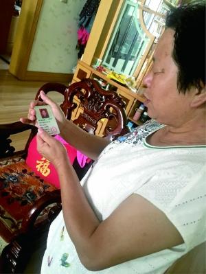 王福芬拿出丈夫生前的警官证，抚摸着泛黄的照片说：&ldquo;老张，这回你再也不用惦记了。&rdquo;