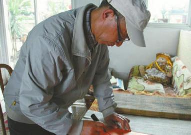 七旬成都老人骑行20年写就120万字川军抗战史