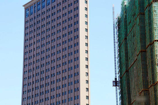 2016年9月2日，河南省郑州市桐柏路附近一栋高楼因为从侧面看非常窄，被市民成为&ldquo;纸片楼&rdquo;。附近居民调侃道：&ldquo;每次路过这里，都感觉这个楼真是奇葩，看着都很脆弱，真担心被风刮倒！给我钱也不敢住！&rdquo;