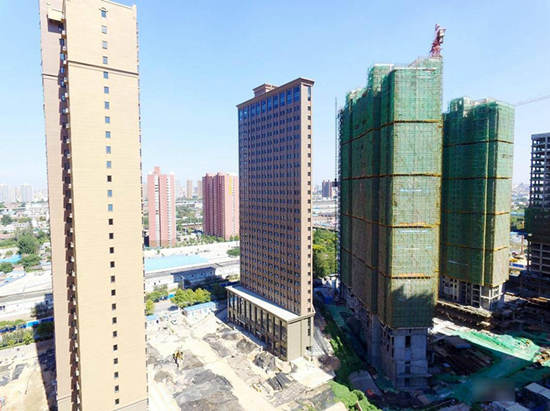 从大楼西北面看，整栋大楼薄如一张纸片，和周围的建筑格格不入，显得非常另类。