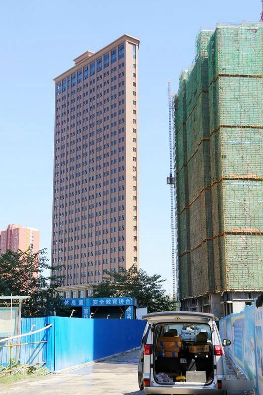 据了解，&ldquo;纸片楼&rdquo;薄如纸片的立面只是视线错觉，这座楼实际是带有三角的多边形建筑。