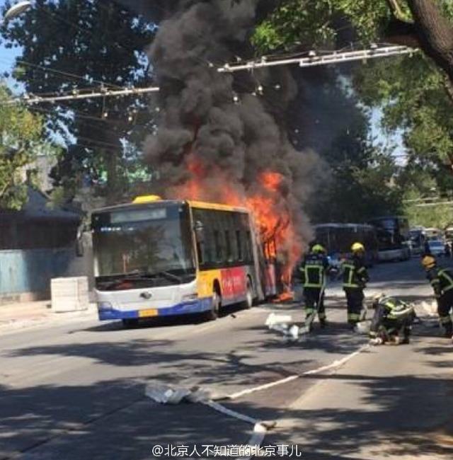 北京西四大街一公交车起火 现场传出爆炸声(图)