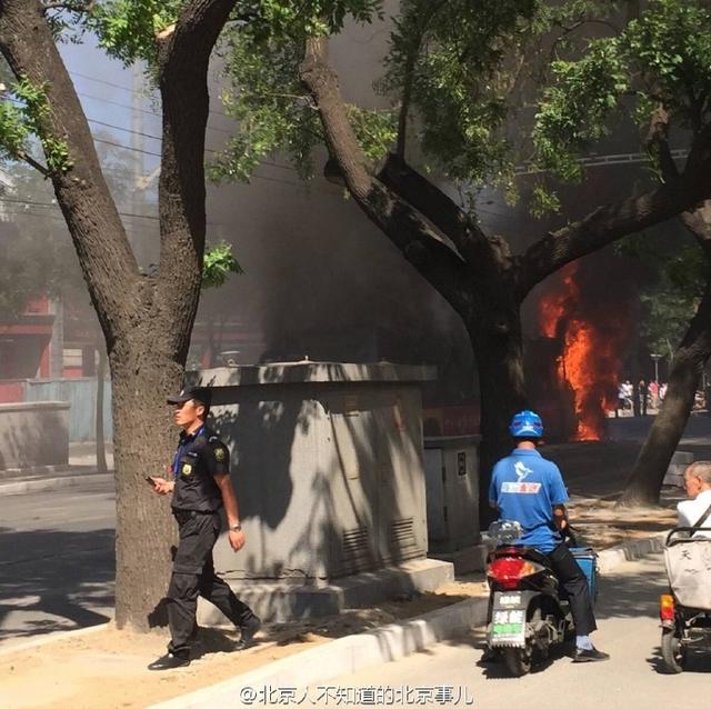 北京西四大街一公交车起火 现场传出爆炸声(图)