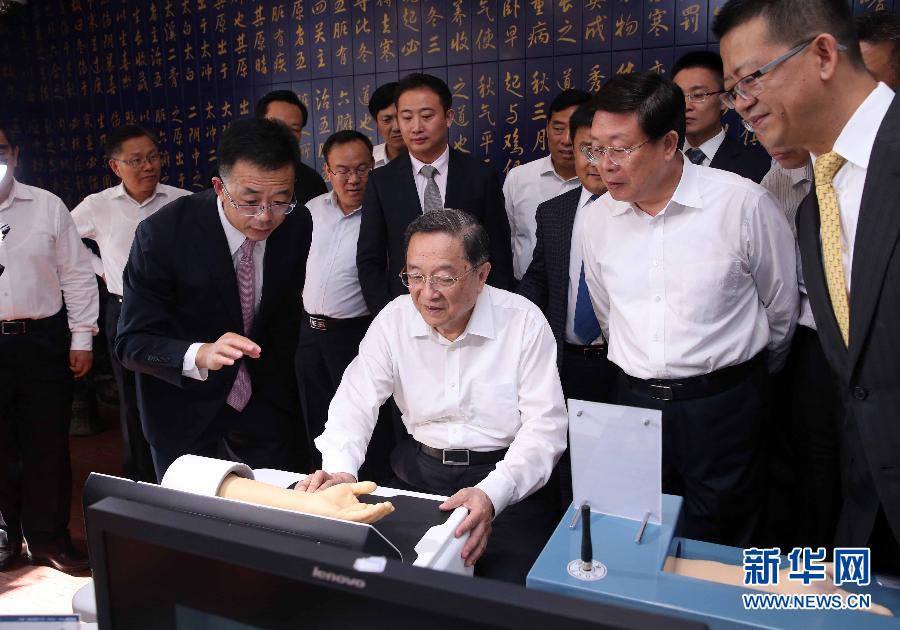 9月5日至6日，中共中央政治局常委、全国政协主席俞正声在天津调研。这是9月5日，俞正声在天堰医教科技发展有限公司了解企业产品研发等情况。新华社记者 刘卫兵 摄 