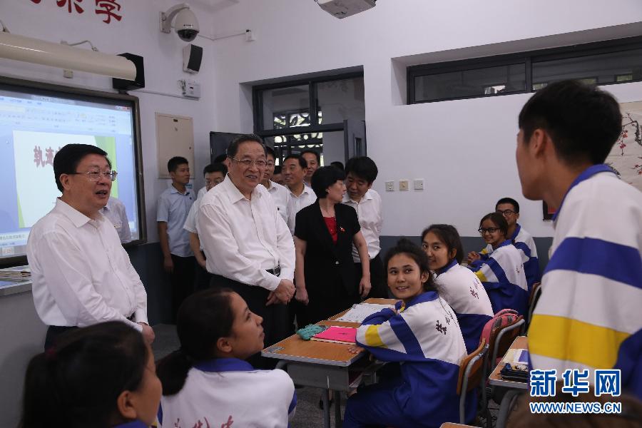 9月5日至6日，中共中央政治局常委、全国政协主席俞正声在天津调研。这是9月5日，俞正声来到崇化中学看望内地新疆高中班学生。 新华社记者刘卫兵 摄 