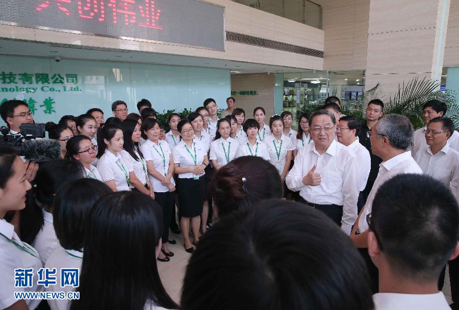 9月5日至6日，中共中央政治局常委、全国政协主席俞正声在天津调研。这是9月5日，俞正声在天地伟业数码有限公司仔细询问企业生产经营等情况。新华社记者 刘卫兵 摄 