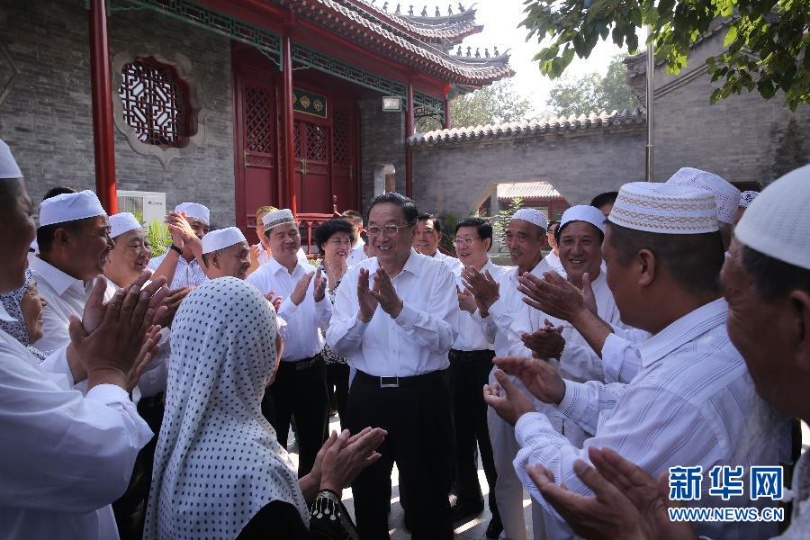9月5日至6日，中共中央政治局常委、全国政协主席俞正声在天津调研。这是9月5日，俞正声来到天津清真大寺了解宗教活动开展等情况。新华社记者 刘卫兵 摄 