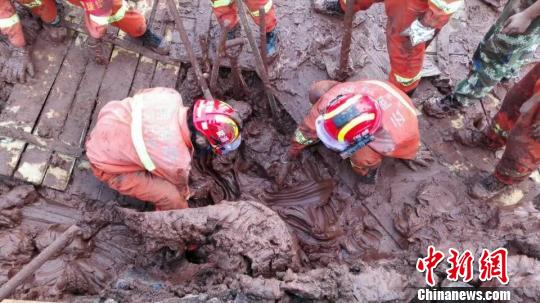 云南玉溪一矿山采石场发生山体滑坡致一死一伤(图)