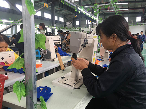 刘再玉与其他大多数的返乡农民工工友一起正在加工鞋子