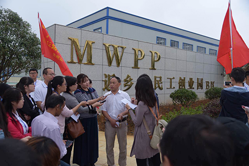 瓮安县扶贫开发局副局长刘知祥接受采访