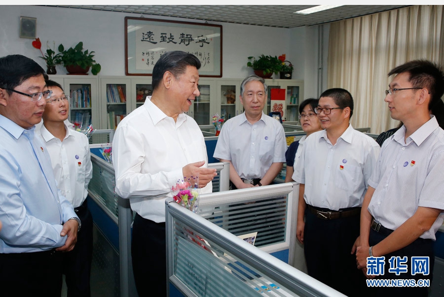 9月9日，中共中央总书记、国家主席、中央军委主席习近平来到北京市八一学校，看望慰问师生，向全国广大教师和教育工作者致以节日祝贺和诚挚问候。这是习近平在学校高中部教师集体办公室与教师亲切交谈。新华社记者 鞠鹏 摄