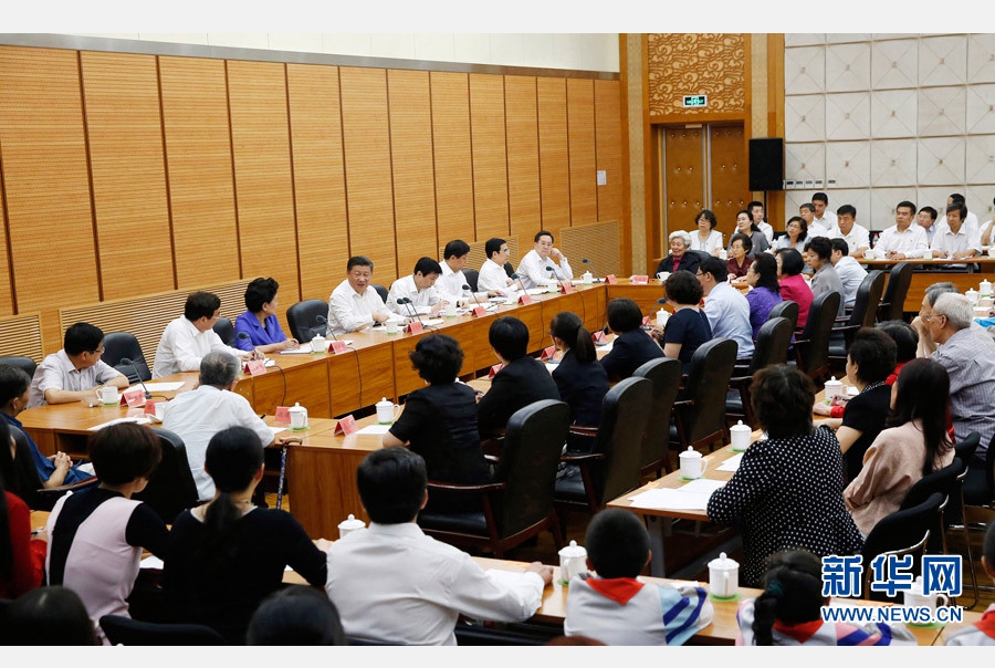 9月9日，中共中央总书记、国家主席、中央军委主席习近平来到北京市八一学校，看望慰问师生，向全国广大教师和教育工作者致以节日祝贺和诚挚问候。这是习近平同北京市和八一学校教师学生代表座谈。新华社记者 鞠鹏 摄