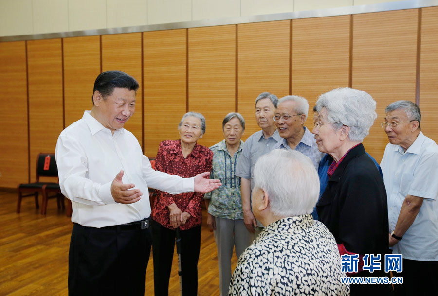 9月9日，中共中央总书记、国家主席、中央军委主席习近平来到北京市八一学校，看望慰问师生，向全国广大教师和教育工作者致以节日祝贺和诚挚问候。这是习近平同母校老教师们亲切交谈。新华社记者 鞠鹏 摄