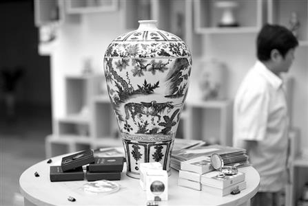 国宝&ldquo;萧何梅瓶&rdquo;仿品无死角展示引争议