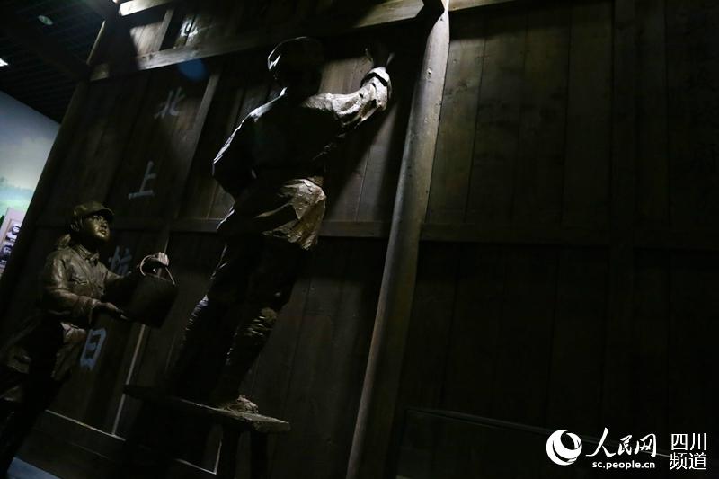 纪念馆内小红军刷标语景观。在长征途中,红军留下了无数石刻、木刻、手写标语。(朱虹 摄)